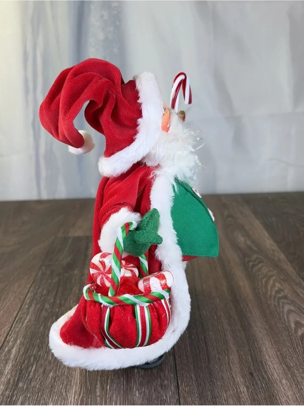 Annalee 2004 Peppermint Santa with Basket of Peppermints & Candy Cane 10” Tall